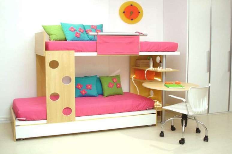 16. O quarto com beliche infantil com escrivaninha pode ganhar cores através das roupas de cama e almofadas.