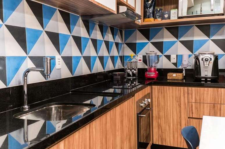 10. Cozinha com granito preto aracruz e azulejo colorido.