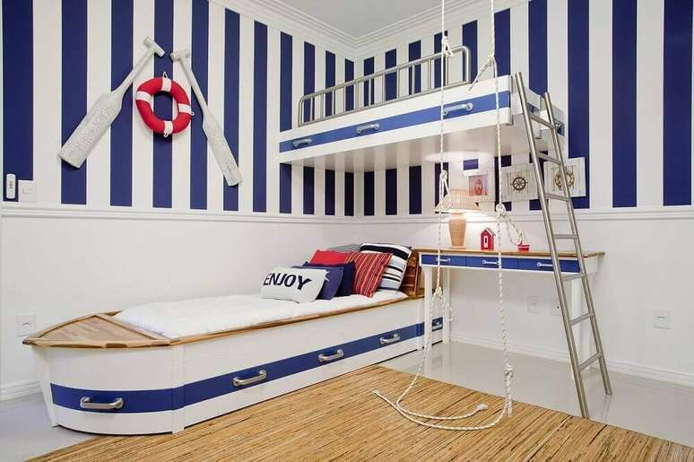 18. Linda decoração de quarto lúdico com beliche em formato de barco.