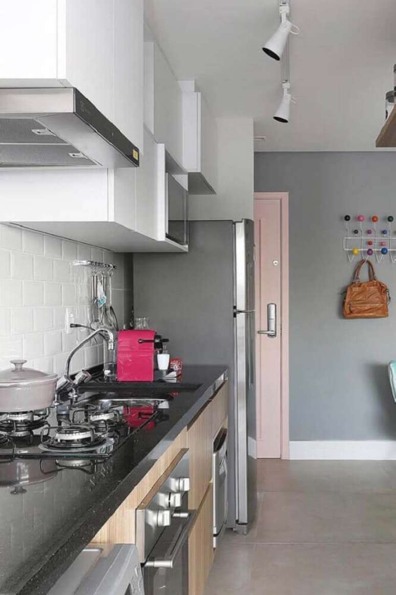 31. Cozinha simples decorada com bancada de granito e spots de luz