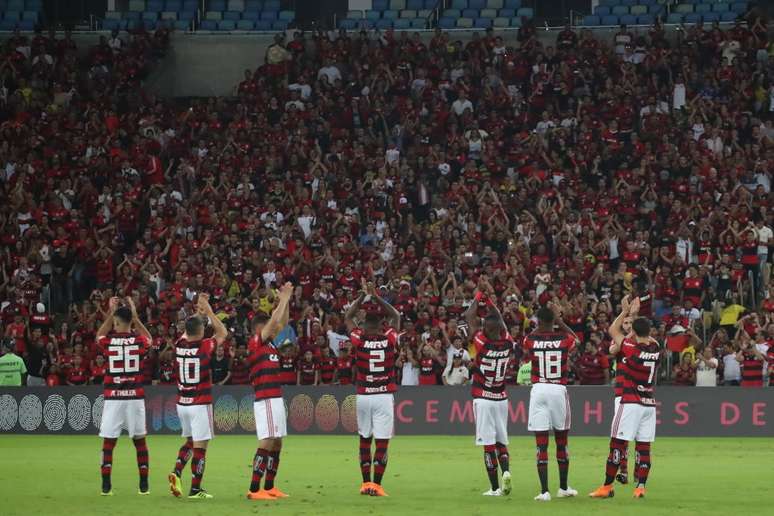 Jogadores do Flamengo agradecem a torcida antes de rodada do Brasileirão