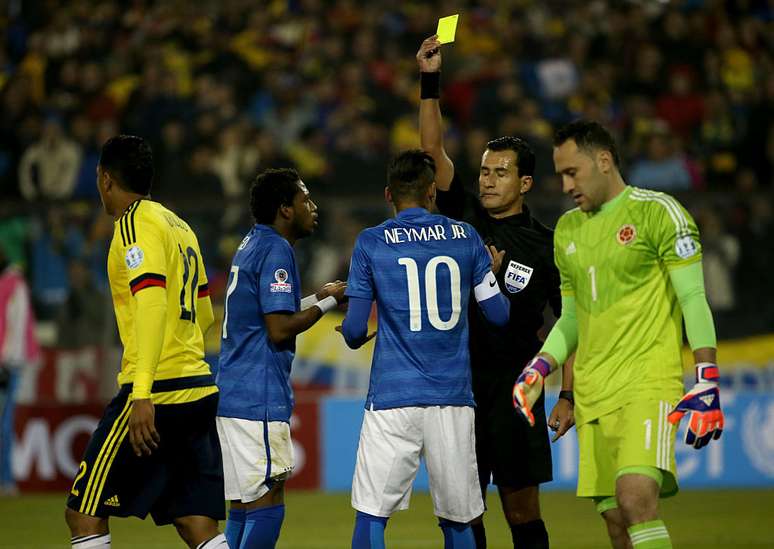 Neymar vê cartão amarelo em jogo contra a Colômbia na Copa América