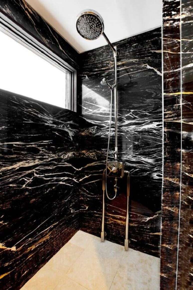 8. Banheiro sofisticado com granito preto indiano