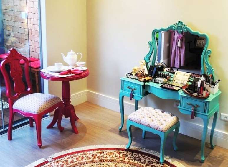 16 &ndash; As penteadeiras modernas em estilo d&eacute;cada de 50 d&atilde;o charme ao ambiente.