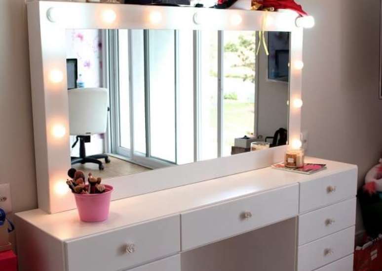 18 -Penteadeiras modernas do estilo camarim branca.