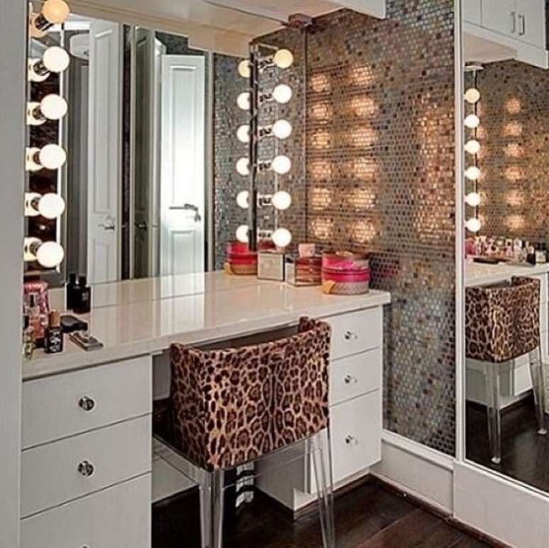 23 &ndash; Penteadeiras modernas com espelho nas laterais ajudam a visualizar a imagem de v&aacute;rios &acirc;ngulos.