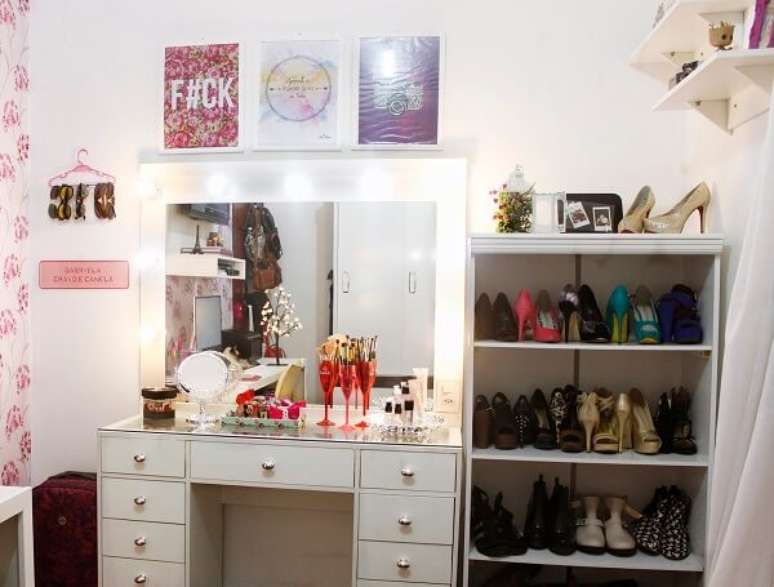 22- As penteadeiras modernas para quarto de adolescente servem para organizar os acess&oacute;rios.