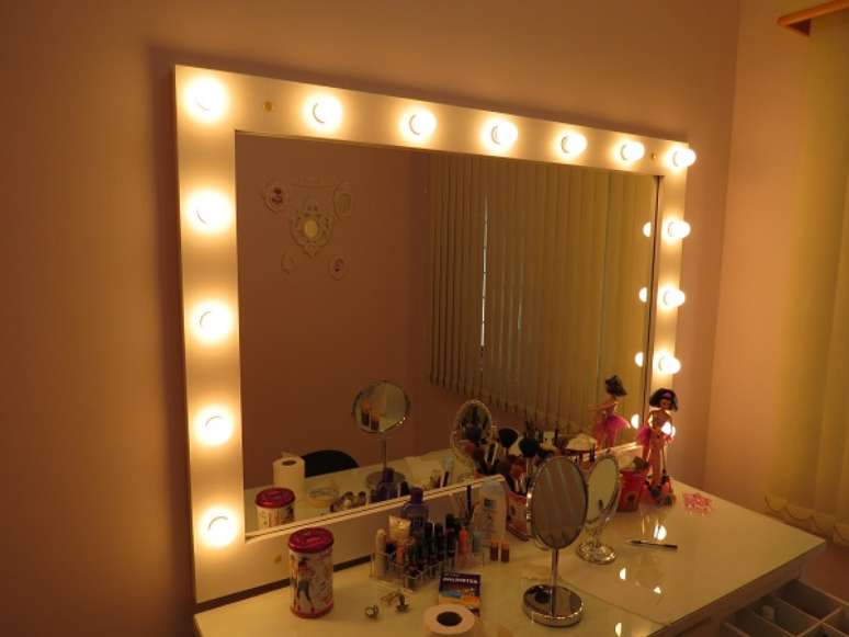 6 -As l&acirc;mpadas amarelas ficam perfeitas em penteadeira camarim.