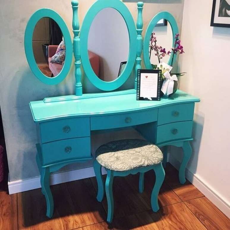 14 &ndash; Penteadeira em estilo retr&ocirc; azul com tr&ecirc;s espelhos para espa&ccedil;os pequenos.