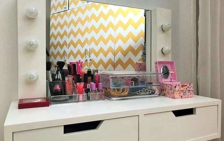 24 -As penteadeiras modernas complementam a decora&ccedil;&atilde;o e organizam o espa&ccedil;o.