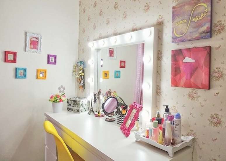 31 -As penteadeiras modernas brancas combinam com elementos coloridos.