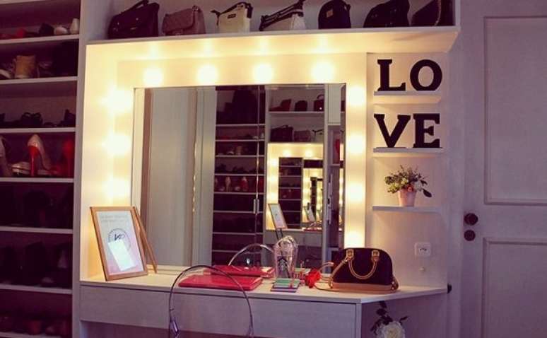 4 &ndash; As penteadeiras modernas ficam incr&iacute;veis em quartos pequenos.