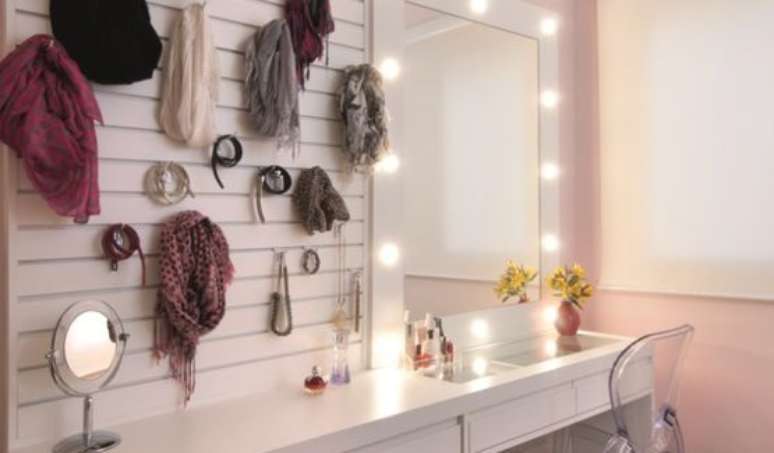 10 -Penteadeira com painel para pendurar objetos com espelho estilo camarim.