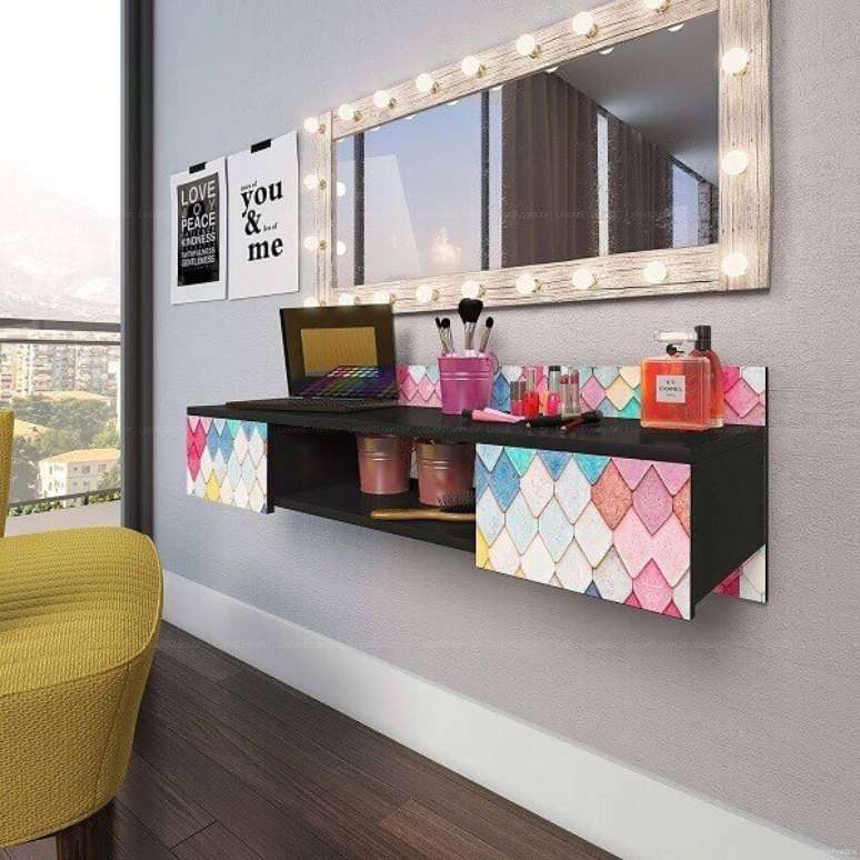 33 &ndash; Penteadeiras modernas com bancada fixada na parede e colorida.