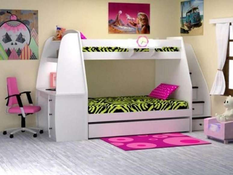 12. No quarto de menina que tiver o beliche com escrivaninha em tons neutros, capriche nos demais detalhes.