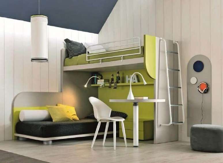 36. O quarto ficou lindo com as cores de cinza, preto e verde.