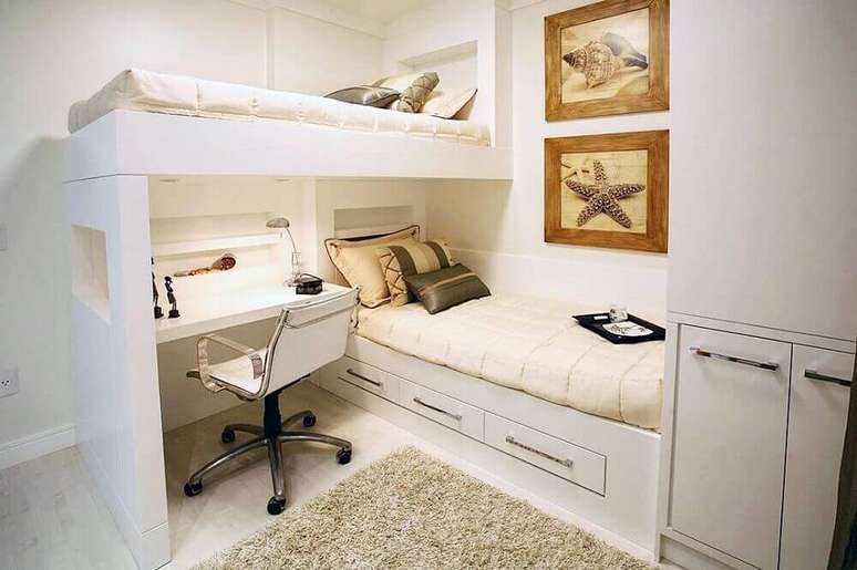 15. Lindo quarto com decoração neutra com beliche com escrivaninha embaixo.