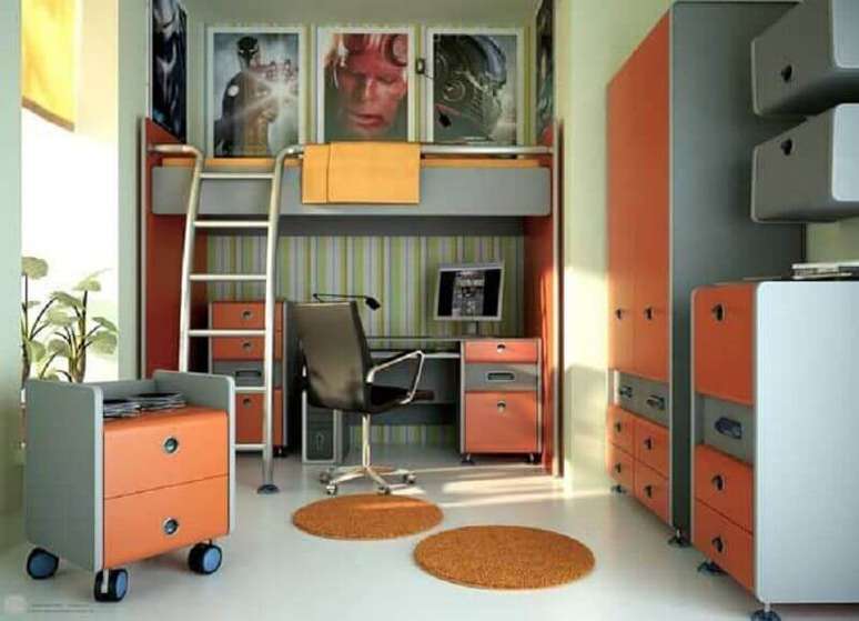 47. Decoração em tons de laranja para quarto planejado com beliche com escrivaninha embaixo