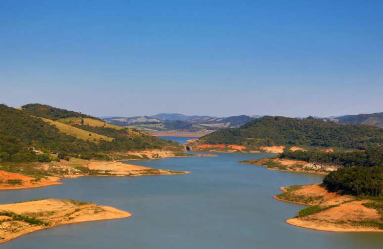 Represa de Joanópolis, do sistema Cantareira, com o volume de água baixo em 2015, durante a crise hídrica