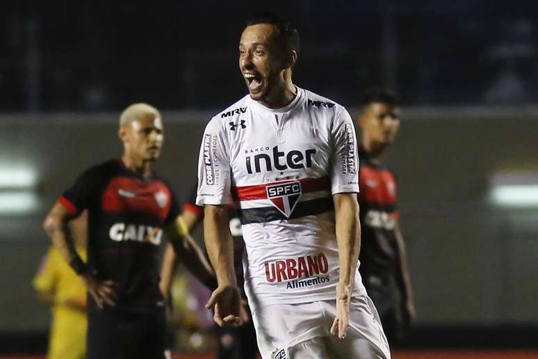 Nenê comemora gol pelo São Paulo sobre o Vitória