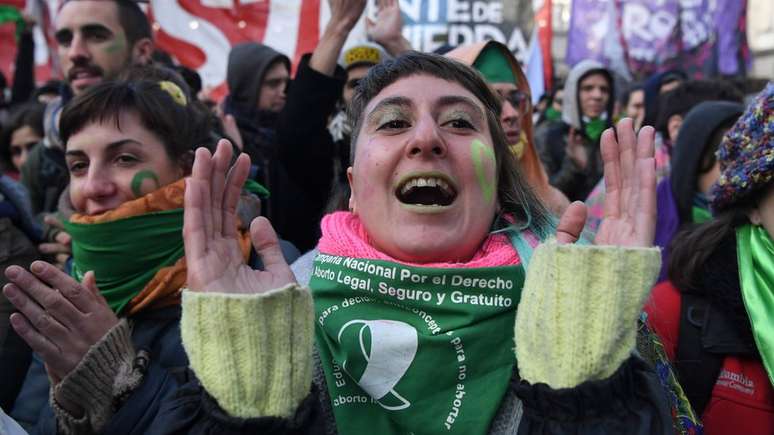 Manifestantes comemoram aprovação de lei do aborto em Buenos Aires: mobilização começou em movimento antifeminicídio