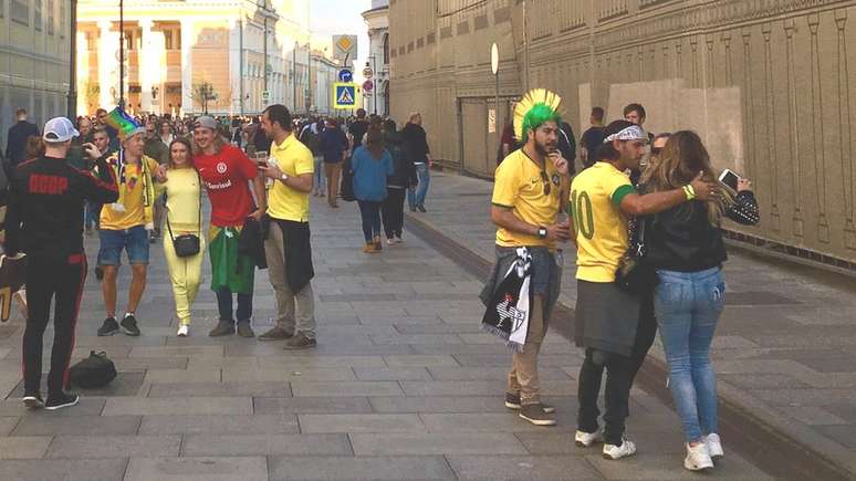 Torcedores brasileiros tiram foto com russas, em Moscou