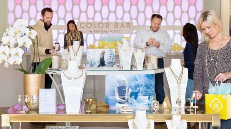 Estrat&eacute;gia de Kendra Scott foi crirar joias que n&atilde;o fossem t&atilde;o caras nem baratas demais