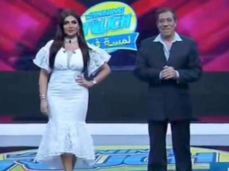 A apresentadora Amal Al-Awadhi foi alvo de críticas após usar o vestido da foto.