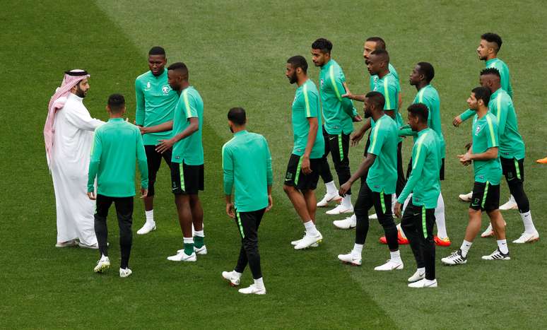 Ministro dos Esportes saudita visita jogadores da seleção do país durante treino na Rússia 13/06/2018 REUTERS/Christian Hartmann