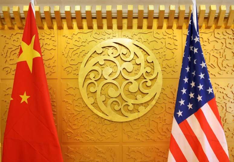 Bandeiras da China e dos Estados Unidos, em Pequim 27/04/2018 REUTERS/Jason Lee 