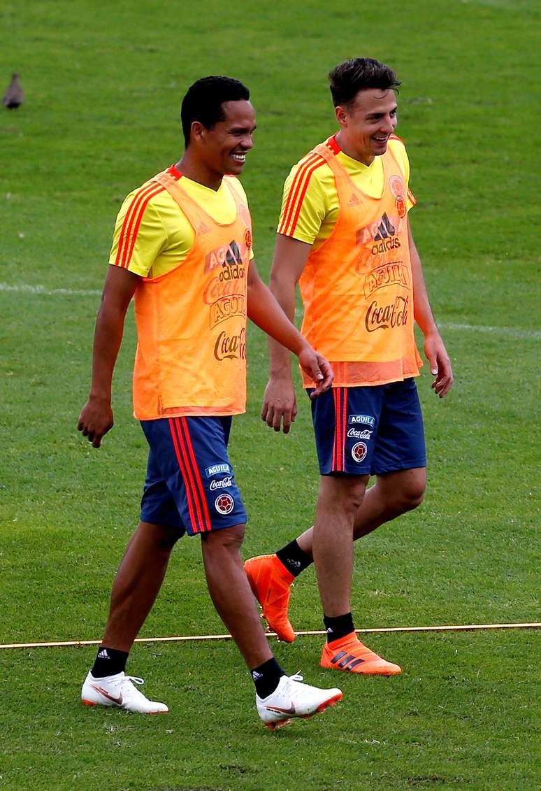Carlos Bacca e Santiago Arias durante treino da seleção colombiana 24/05/2018 REUTERS/Jaime Saldarriaga