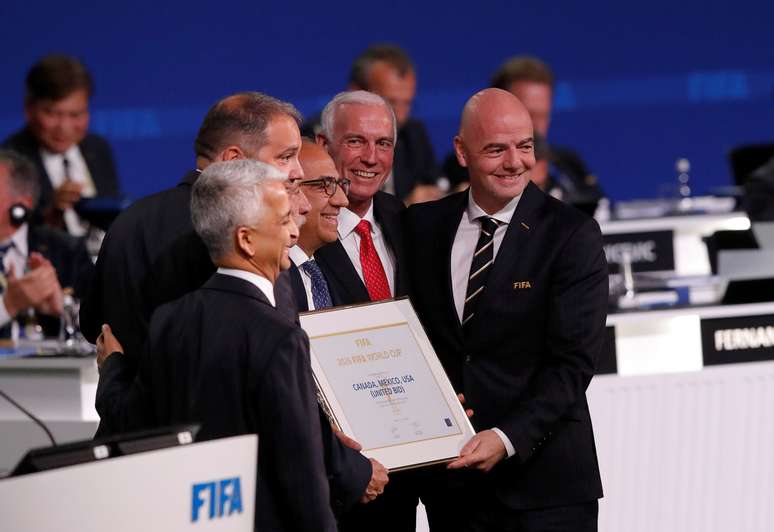 Presidente da Fifa, Gianni Infantino, posa para fotos com representantes da candidatura conjunta de EUA, Canadá e México para Copa de 2026 13/06/2018 REUTERS/Sergei Karpukhin