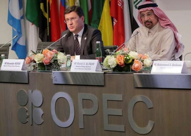 Ministro da Energia russo, Alexander Novak (esq.) e o ministro da Energia saudita, Khalid al-Falih (dir.) durante coletiva de imprensa em Viena, A&uacute;stria
30/11/2017
REUTERS/Heinz-Peter Bader 