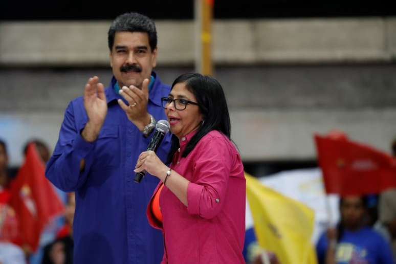 Maduro e Delcy Rodríguez durante evento em Caracas
 7/2/2018    REUTERS/Marco Bello