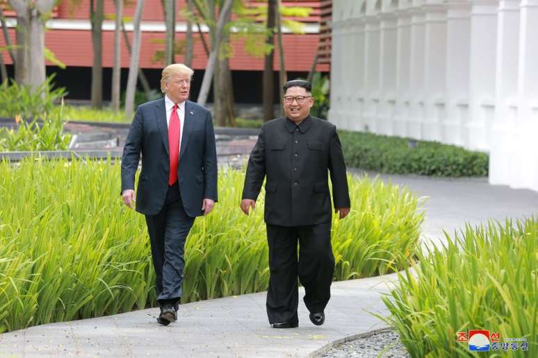 Trump e Kim Jong Un caminham em Cingapura
 12/6/2018     KCNA via REUTERS