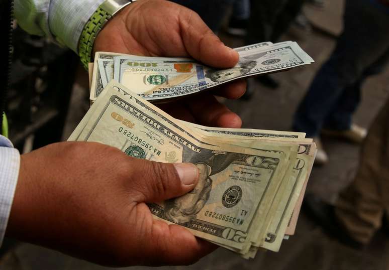 Homem manuseia notas de dólar
30/05/2017
REUTERS/Mariana Bazo 