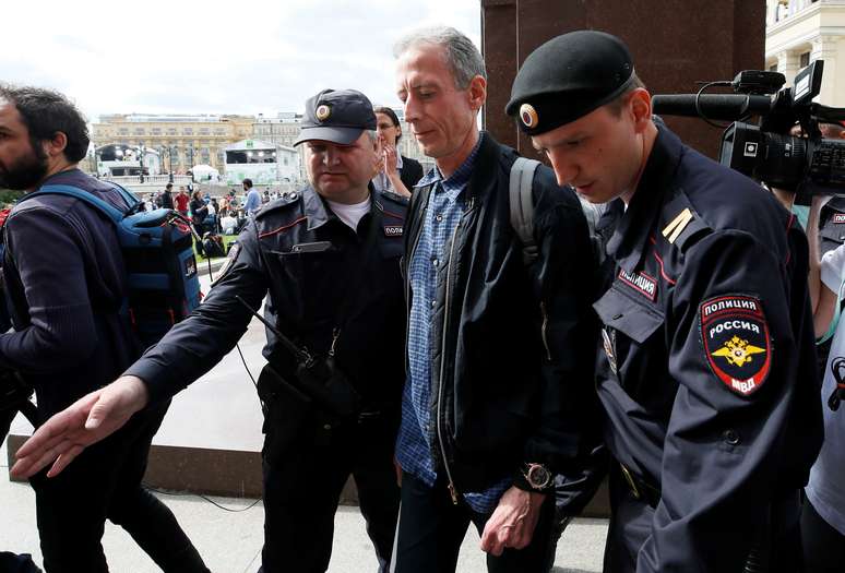 Ativista gay é detido por protestar em Moscou