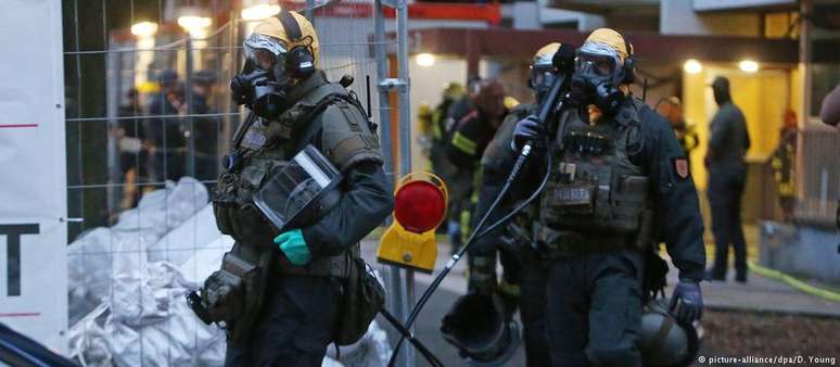 Policiais com equipamento de seguranca apreendem ricina fabricada num apartamento em Colônia
