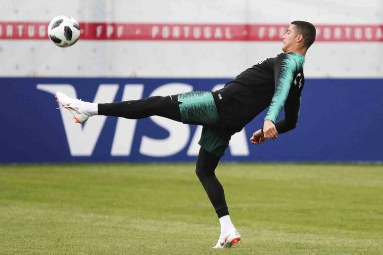 O astro Cristiano Ronaldo tenta balançar as redes em sua quarta Copa do Mundo consecutiva (FPF/Diogo Pinto)