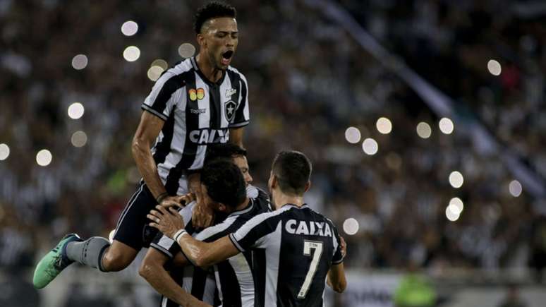 Luís Ricardo comemora o gol de Rodrigo Lindoso, o primeiro da vitória (Foto: Luciano Belford/SSPress/Botafogo)