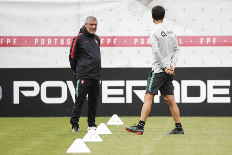 O técnico Fernando Santos chamou a seleção espanhola de fantástica, mas não desejou sorte (FPF/Diogo Pinto)