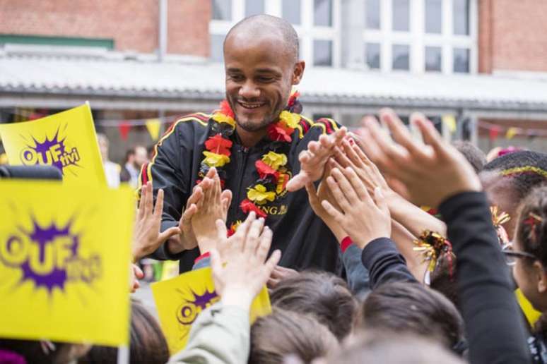 Kompany está na Rússia, mas ainda segue se recuperando de lesão (Foto: Laurie Dieffembacq / Belga / AFP)