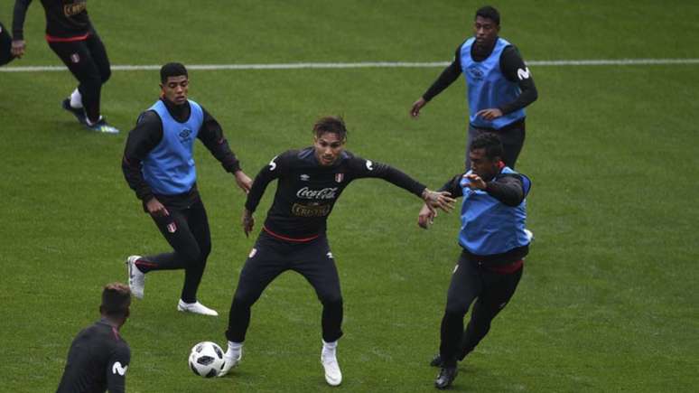 Guerrero durante treinamento do Peru (Foto: YURI CORTEZ / AFP)