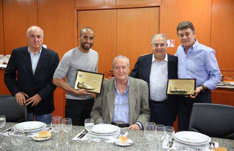 Lucas Moura e Dario Pereyra foram homenageados pela diretoria do São Paulo (Igor Amorim/saopaulofc.net)