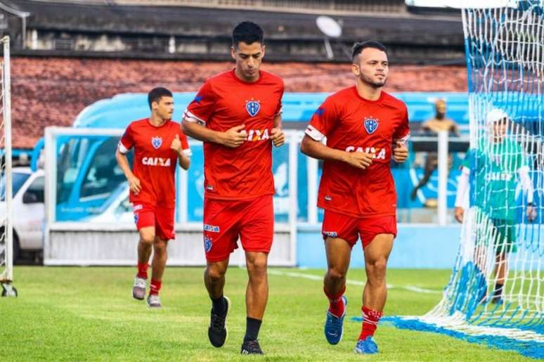 Douglas Mendes não participa de treino desta quinta-feira (Foto: Divulgação)