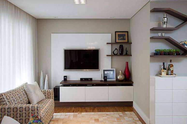15. Salas pequenas também podem usar um painel para TV, independentemente do número de polegadas da TV. Projeto de Sartori Design