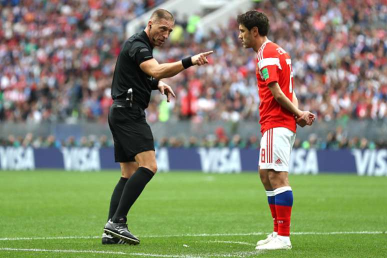 Árbitro Nestor Pitana chama a atenção do russo Iury Gazinsky durante a partida de abertura do Mundial