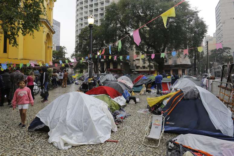 Famílias ficaram acampadas no Largo do Paissando após o incêndio e desabamento do edifício