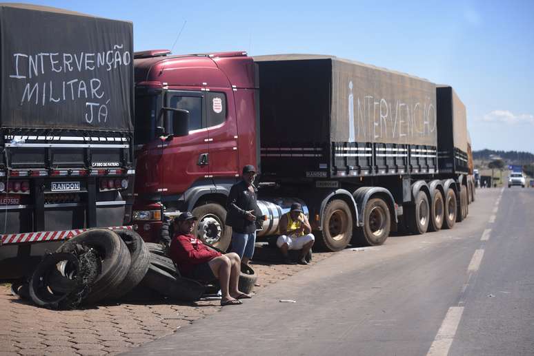 Caminhoneiros parados em Cristalina durante a greve, em 26 de maio