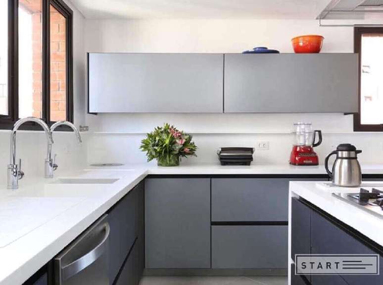 10. Em uma cozinha compacta além do armário de cozinha pequeno também invista em um modelo de armário de cozinha de parede para ajudar na organização do espaço.